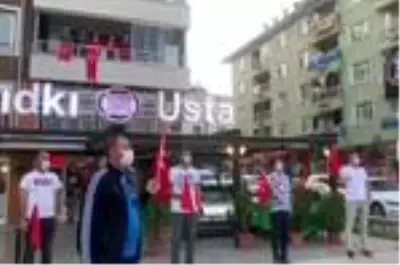 Tunceli Valisi Sonel, 19.19'da balkonlardaki vatandaşlar ve milli sporcular ile İstiklal Marşı'nı okudu