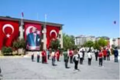 Tunceli Valisi Sonel, 19.19'da balkonlardaki vatandaşlar ve milli sporcular ile İstiklal Marşı'nı okudu Tunceli Valisi Sonel, 19.19'da balkonlardaki vatandaşlar ve milli sporcular ile İstiklal Marşı'nı okudu