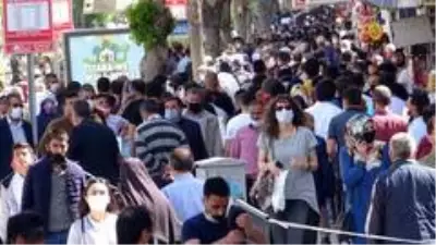 Van'daki bayram alışveriş yoğunluğu pes dedirtti! Sosyal mesafe kuralları hiçe sayıldı Van'daki bayram alışveriş yoğunluğu pes dedirtti! Sosyal mesafe kuralları hiçe sayıldı