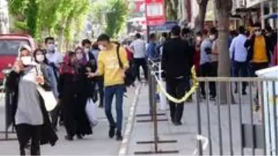 Van'daki bayram alışveriş yoğunluğu pes dedirtti! Sosyal mesafe kuralları hiçe sayıldı Van'daki bayram alışveriş yoğunluğu pes dedirtti! Sosyal mesafe kuralları hiçe sayıldı