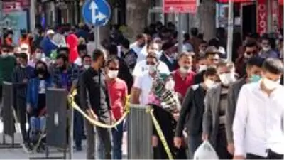 Van'daki bayram alışveriş yoğunluğu pes dedirtti! Sosyal mesafe kuralları hiçe sayıldı Van'daki bayram alışveriş yoğunluğu pes dedirtti! Sosyal mesafe kuralları hiçe sayıldı