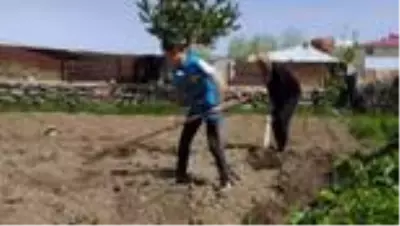 Yaş kısıtlamasına takılan dede ve torunları top oynayarak ve bahçe temizleyerek vakit geçiriyor