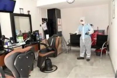 Yunusemre'de kuaför ve berberler dezenfekte ediliyor Yunusemre'de kuaför ve berberler dezenfekte ediliyor