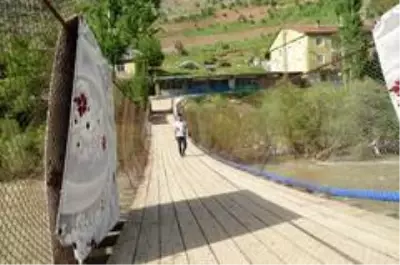 40 yıl önce yapılan tahta köprüyle ihtiyaçlarını karşılıyorlar 40 yıl önce yapılan tahta köprüyle ihtiyaçlarını karşılıyorlar