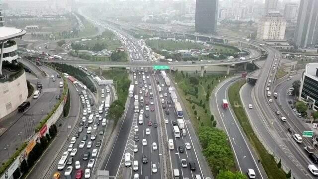 65 yaş üstü memleketlerine doğru yola çıkınca Kocaeli TEM kilitlendi