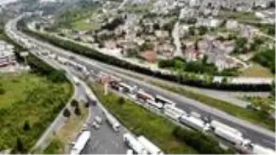 65 yaş üstü seyahat izni sonrası memleketlerine doğru yola çıkınca TEM kilitlendi
