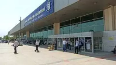 Bakanlık seyahat izni verdi, otogarda yolcu kapma yarışı başladı Bakanlık seyahat izni verdi, otogarda yolcu kapma yarışı başladı
