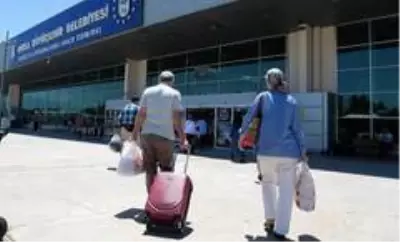 Bakanlık seyahat izni verdi, otogarda yolcu kapma yarışı başladı Bakanlık seyahat izni verdi, otogarda yolcu kapma yarışı başladı