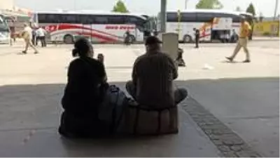 Bakanlık seyahat izni verdi, otogarda yolcu kapma yarışı başladı Bakanlık seyahat izni verdi, otogarda yolcu kapma yarışı başladı