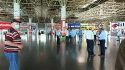 Bakanlık seyahat izni verdi, otogarda yolcu kapma yarışı başladı Bakanlık seyahat izni verdi, otogarda yolcu kapma yarışı başladı