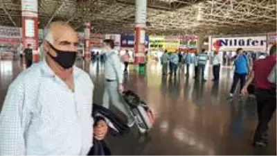 Bakanlık seyahat izni verdi, otogarda yolcu kapma yarışı başladı Bakanlık seyahat izni verdi, otogarda yolcu kapma yarışı başladı