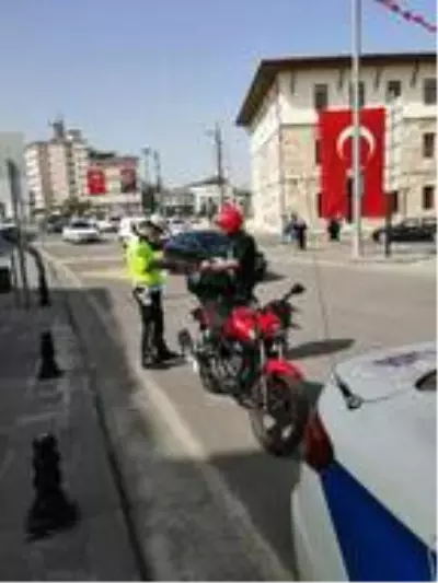 81 ilde trafik denetimi: 36 bin 889 sürücüye ceza 81 ilde trafik denetimi: 36 bin 889 sürücüye ceza