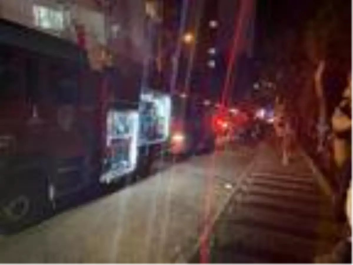 9 katlı apartmanda yangın çıktı: vatandaşlar sokağa döküldü