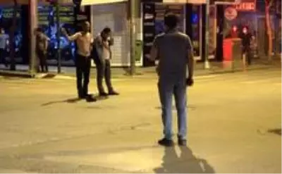 alkollü şahıs dehşet saçtı...Yoldan geçen genci elindeki cam parçası ile rehin aldı