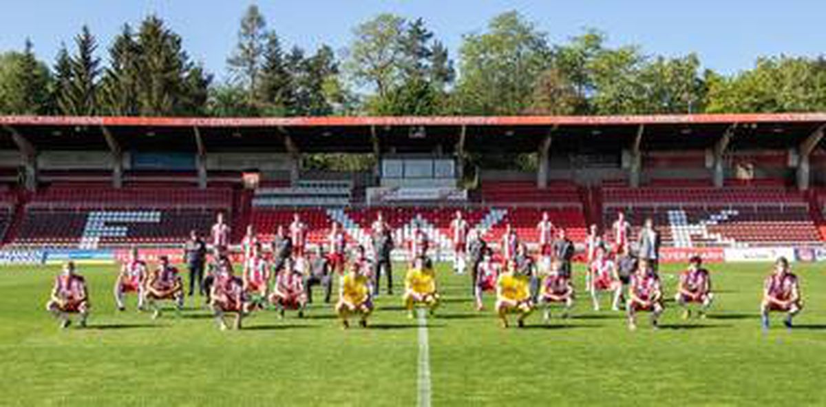 Almanya'nın FC Würzburger Kickers Kulübü, sosyal mesafeye uyarak ve maske takarak poz verdi