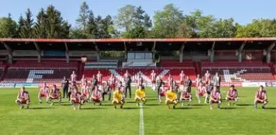 Almanya'nın FC Würzburger Kickers Kulübü, sosyal mesafeye uyarak ve maske takarak poz verdi