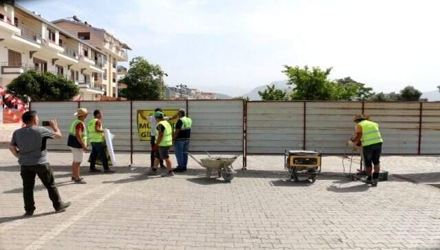 Antalya'da ilginç olay: 'Özel mülküm' diyerek ilçenin en işlek kavşağını trafiğe kapattı Antalya'da ilginç olay: 'Özel mülküm' diyerek ilçenin en işlek kavşağını trafiğe kapattı