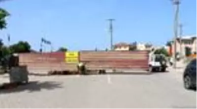 Müteahhit, 'Özel mülküm' diyerek ilçenin en işlek kavşağını trafiğe kapattı Müteahhit, 'Özel mülküm' diyerek ilçenin en işlek kavşağını trafiğe kapattı