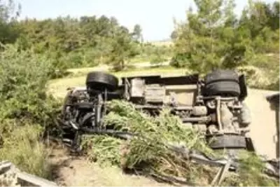 Antalya'da tır şarampole devrildi: 1 yaralı