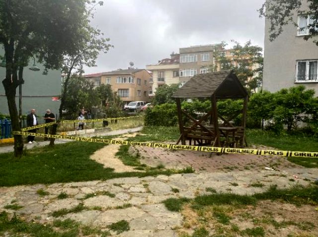 Ataşehir'de parkta baba oğlunu öldürdü, bankta oturup polislerin gelmesini bekledi