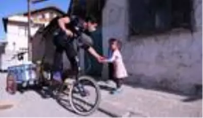Avrupa şampiyonu, bisikletiyle ihtiyaç sahiplerine yardım taşıyor