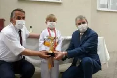 Başkan Yüce'den sarı kuşak alan 6 yaşındaki Yekta'ya ödül Başkan Yüce'den sarı kuşak alan 6 yaşındaki Yekta'ya ödül