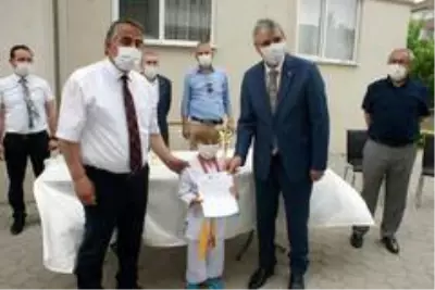 Başkan Yüce'den sarı kuşak alan 6 yaşındaki Yekta'ya ödül Başkan Yüce'den sarı kuşak alan 6 yaşındaki Yekta'ya ödül