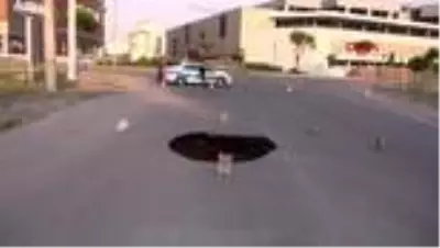 BATMAN Caddede oluşan 6 metre derinliğindeki obruk korkuttu BATMAN Caddede oluşan 6 metre derinliğindeki obruk korkuttu