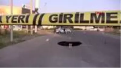 BATMAN Caddede oluşan 6 metre derinliğindeki obruk korkuttu BATMAN Caddede oluşan 6 metre derinliğindeki obruk korkuttu