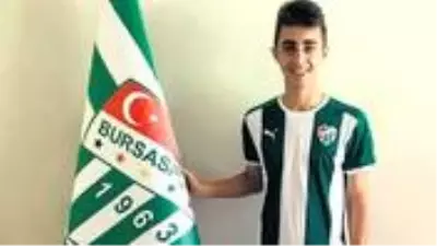 Beşiktaş, yaptığı paylaşım nedeniyle Bursaspor'dan gönderilen Yiğit Şengil'i antrenmana davet etti Beşiktaş, yaptığı paylaşım nedeniyle Bursaspor'dan gönderilen Yiğit Şengil'i antrenmana davet etti