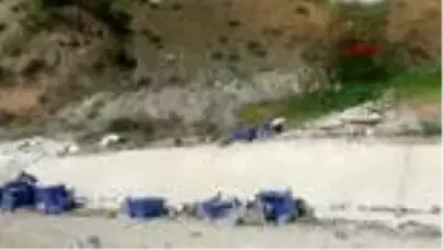 Bilecik’te TIR yan yattı, tonlarca biber kasası yola saçıldı