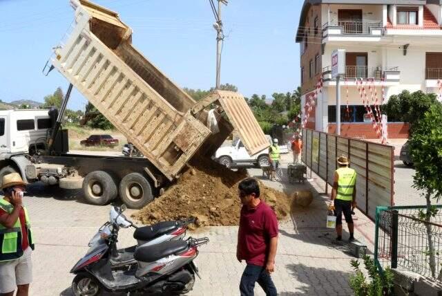 'Bu arazi dedemden kaldı' diyerek ilçenin en işlek caddesini kapattı 'Bu arazi dedemden kaldı' diyerek ilçenin en işlek caddesini kapattı