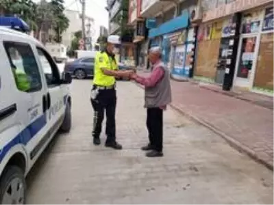 Burhaniye'de polis maske dağıttı