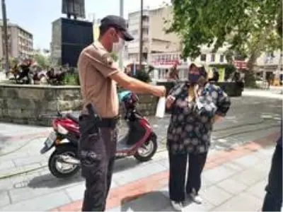 Burhaniye'de polis maske dağıttı Burhaniye'de polis maske dağıttı
