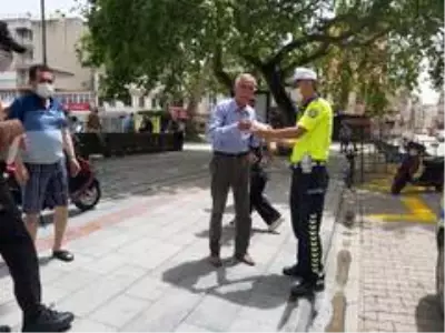 Burhaniye'de polis maske dağıttı Burhaniye'de polis maske dağıttı