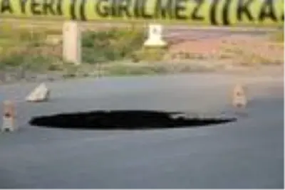 Caddede oluşan 6 metre derinliğindeki obruk korkuttu Caddede oluşan 6 metre derinliğindeki obruk korkuttu