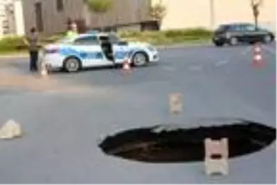 Caddede oluşan 6 metre derinliğindeki obruk korkuttu Caddede oluşan 6 metre derinliğindeki obruk korkuttu