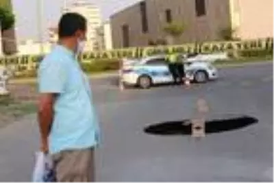 Caddede oluşan 6 metre derinliğindeki obruk korkuttu Caddede oluşan 6 metre derinliğindeki obruk korkuttu