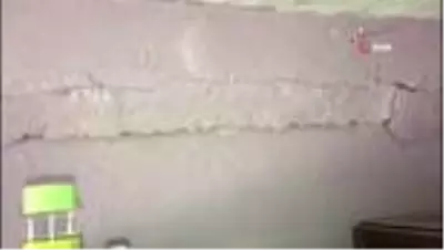 Depremde evi hasar gören aile yardım bekliyor Depremde evi hasar gören aile yardım bekliyor