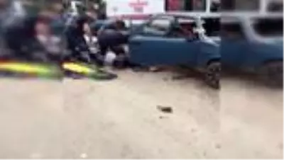 Direksiyon hakimiyetini kaybedince elektrik direğine çarptı: 2 yaralı