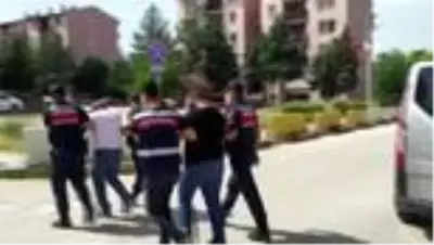 EFT dolandırıcılarının özgürlüğü sadece birkaç dakika sürdü