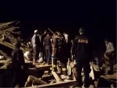 Ev çökünce altındaki ahırda bulunan 2 büyükbaş hayvan telef oldu Ev çökünce altındaki ahırda bulunan 2 büyükbaş hayvan telef oldu