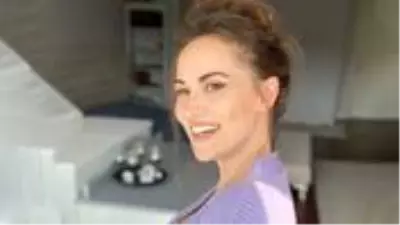 Fahriye Evcen’in elini karnına koyarak poz vermesi akıllara hamilelik iddiasını getirdi