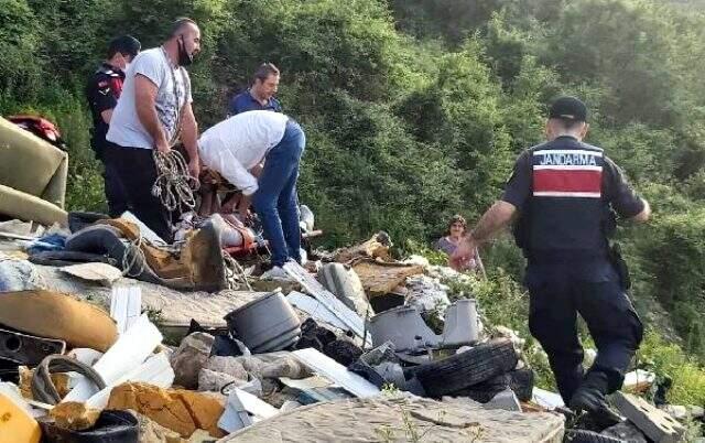 Fotoğraf çektirmek için çıktığı kayalıktan 150 metre yuvarlanan genç kadın, ağır yaralandı Fotoğraf çektirmek için çıktığı kayalıktan 150 metre yuvarlanan genç kadın, ağır yaralandı