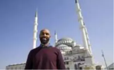 Frederic Kanoute, 700 yıldır cami olmayan Sevilla şehrine cami yaptırmak için 1 milyon dolar bağış topladı Frederic Kanoute, 700 yıldır cami olmayan Sevilla şehrine cami yaptırmak için 1 milyon dolar bağış topladı