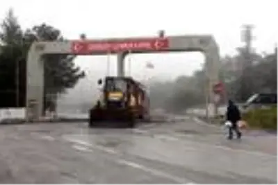 Giriş ve çıkışlara açılan Dereköy Sınır Kapısı'nda düzenleme Giriş ve çıkışlara açılan Dereköy Sınır Kapısı'nda düzenleme