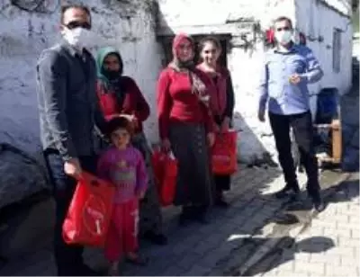 Göle'de yetim ve öksüzlere bayramlık