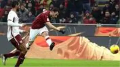 Hakan Çalhanoğlu'nun Galatasaray beğenisi, sarı-kırmızılı taraftarları heyecanlandırdı Hakan Çalhanoğlu'nun Galatasaray beğenisi, sarı-kırmızılı taraftarları heyecanlandırdı