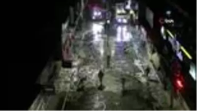 Hem oynadılar hem de temizlik yaptılar...Ağrı’da cadde ve sokaklar yıkandı