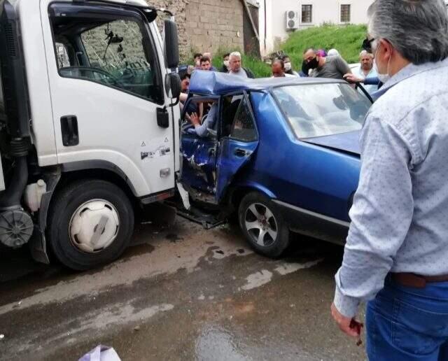 Hurdaya dönen araçtan 3 yaralı çıktı, bagajdaki buzağı olup bitenleri izledi Hurdaya dönen araçtan 3 yaralı çıktı, bagajdaki buzağı olup bitenleri izledi
